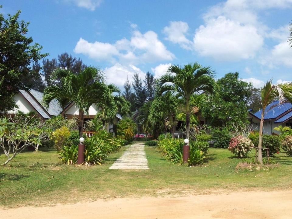 Klongdao Beach Resort Koh Lanta Exterior photo